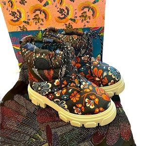 FARM RIO Pineapple Flowers Lug Sole Ankle Boots New in Box